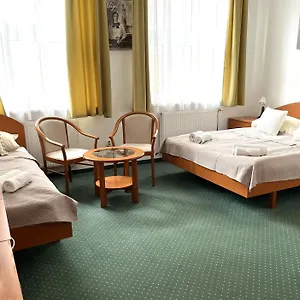 Broadway 2*, Budapesta Ungaria